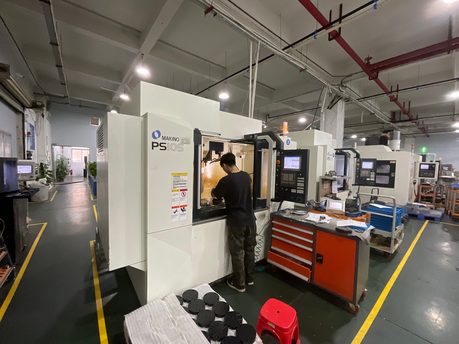 Makino PS105 CNC machining center at JIYAN factory in Dongguan