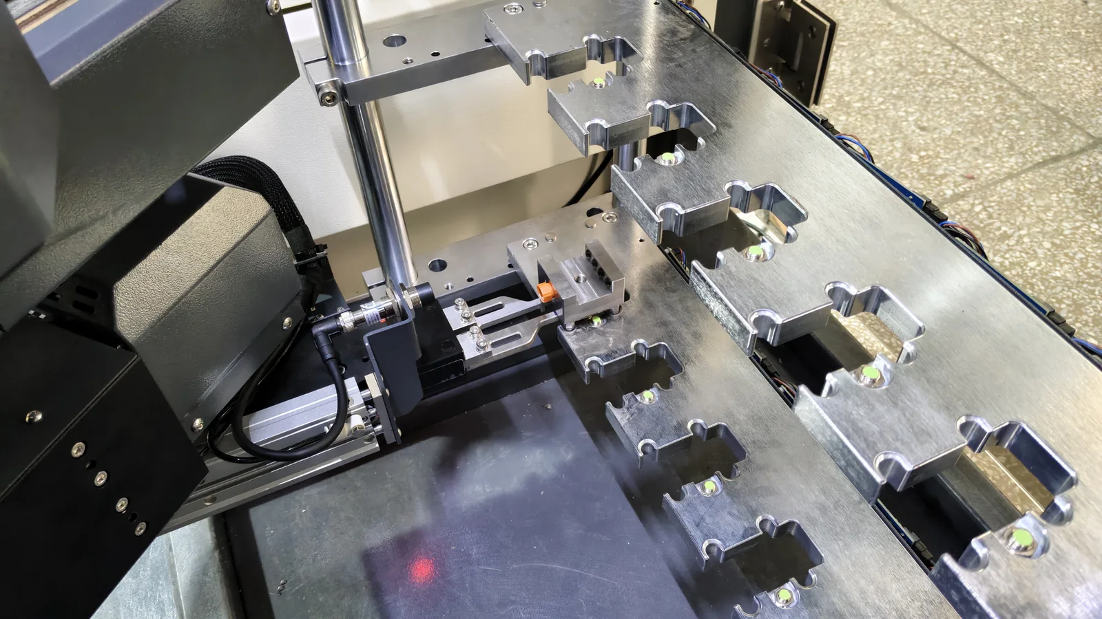Five-axis gripper transferring electrode holders from the warehouse shelf
